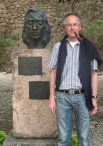 William Cuthbertson neben der Büste von Chopin in Valldemossa, Mallorca
